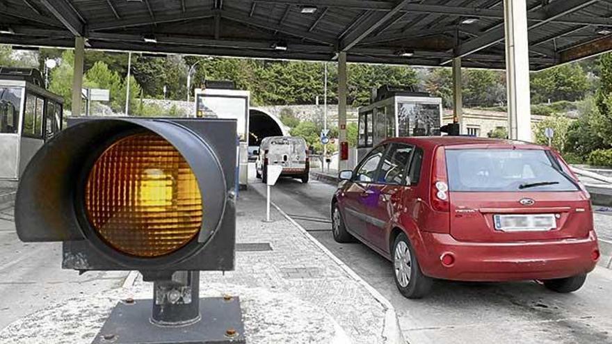 Algunos conductores frenan cuando se acercan a las cabinas de peaje.