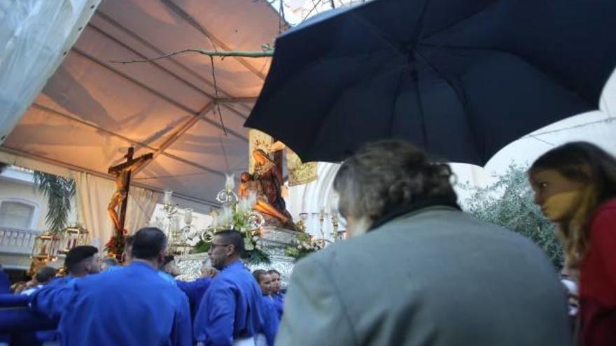 Temor por el trono en pan de oro del Cristo y por la Piedad