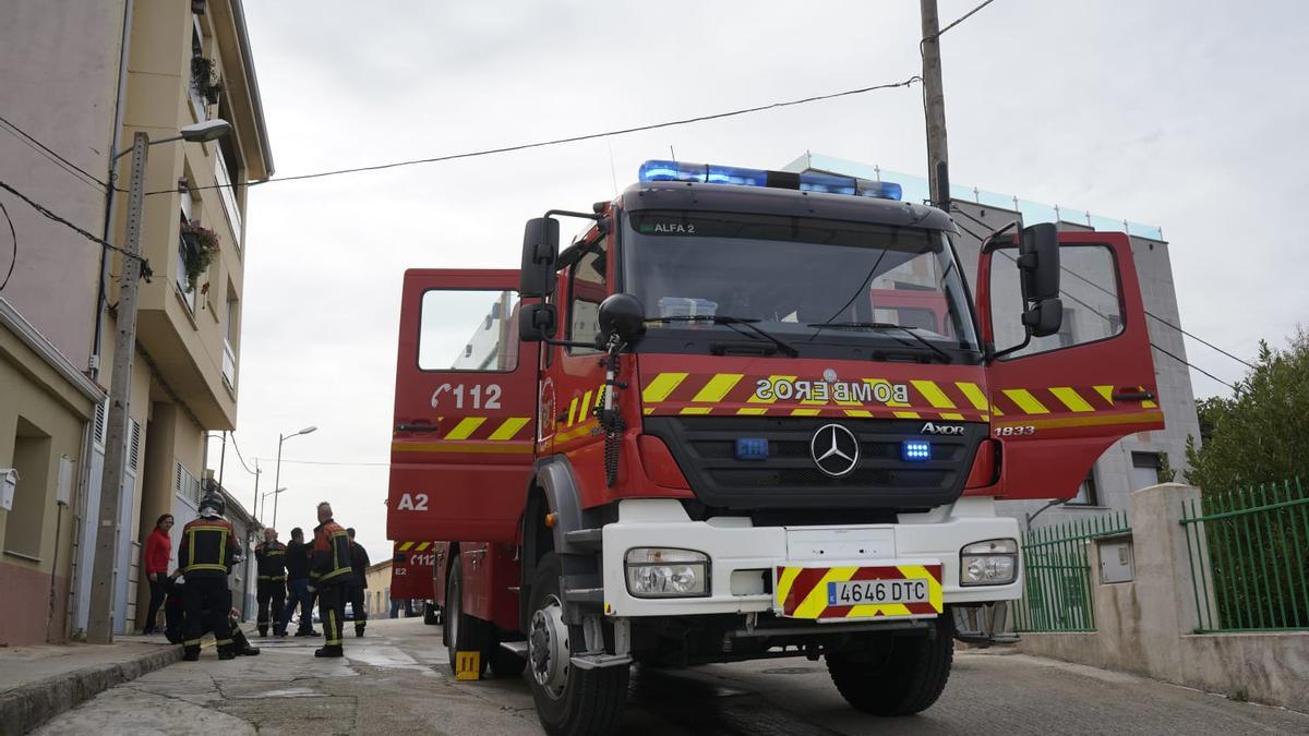 Bomberos en un momento de la operación en San Frontis.