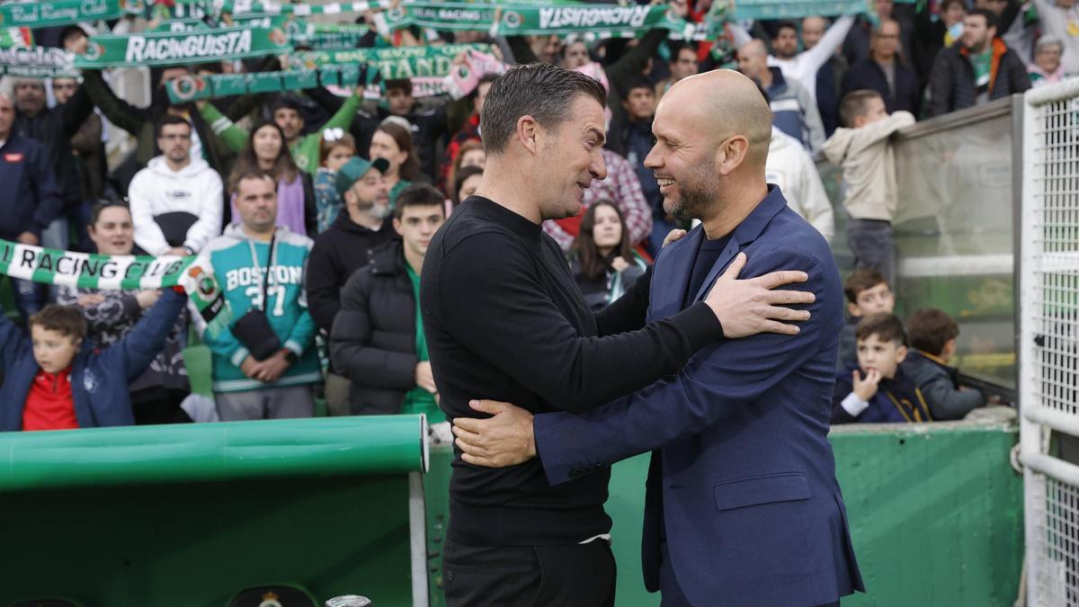 Luis Carrión y José Alberto se abrazan antes del partido