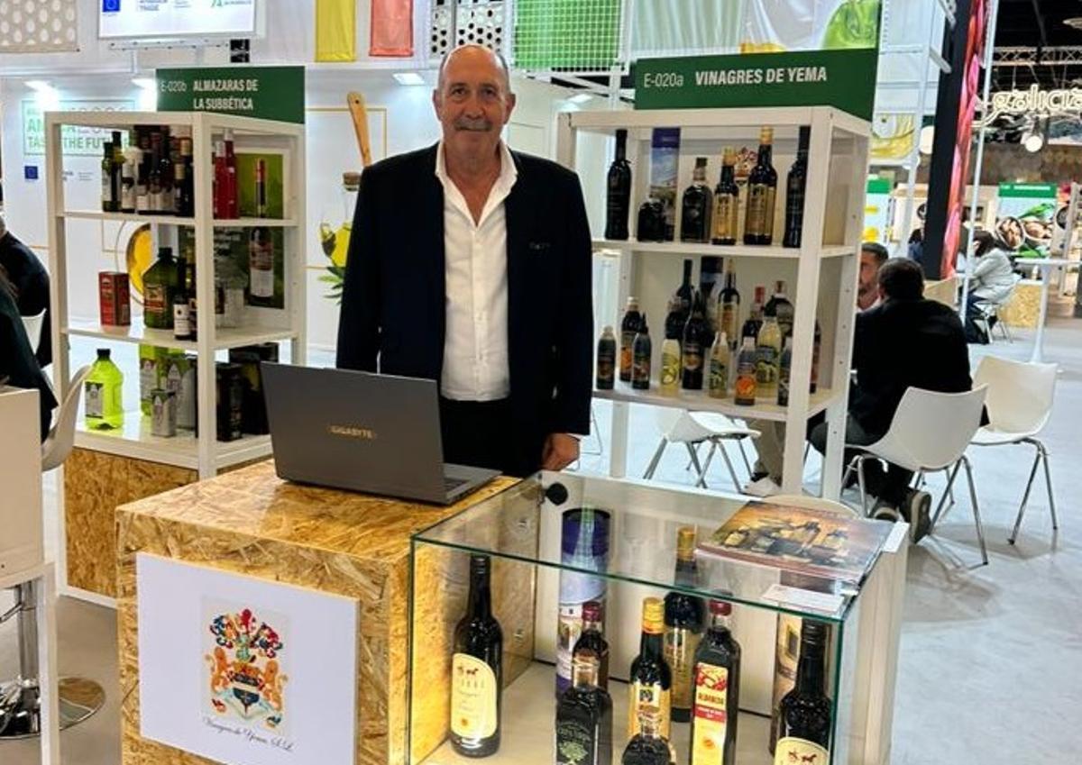 Carmelo Navarro, CEO de Vinagres de Yema, durante la participación de su firma en una feria agroalimentaria.