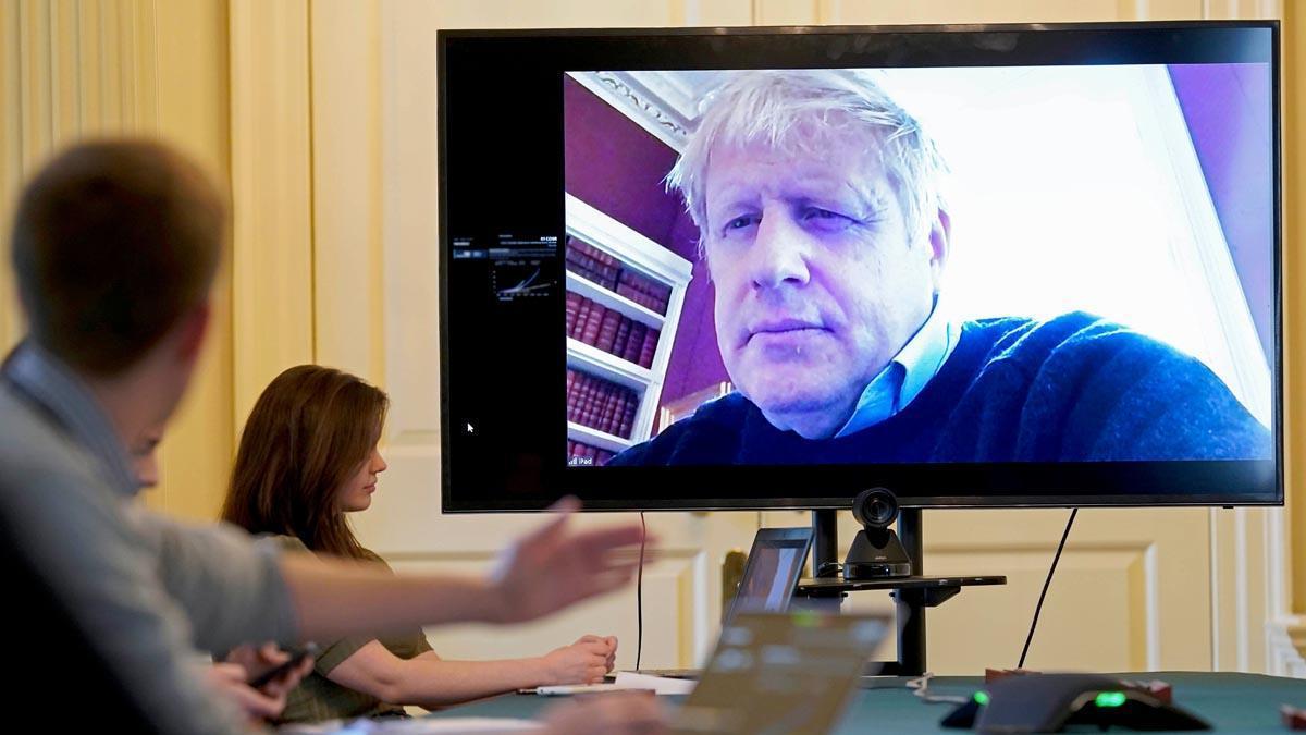 Boris Johnson preside la reunión sobre la covid-19 en su retorno al trabajo