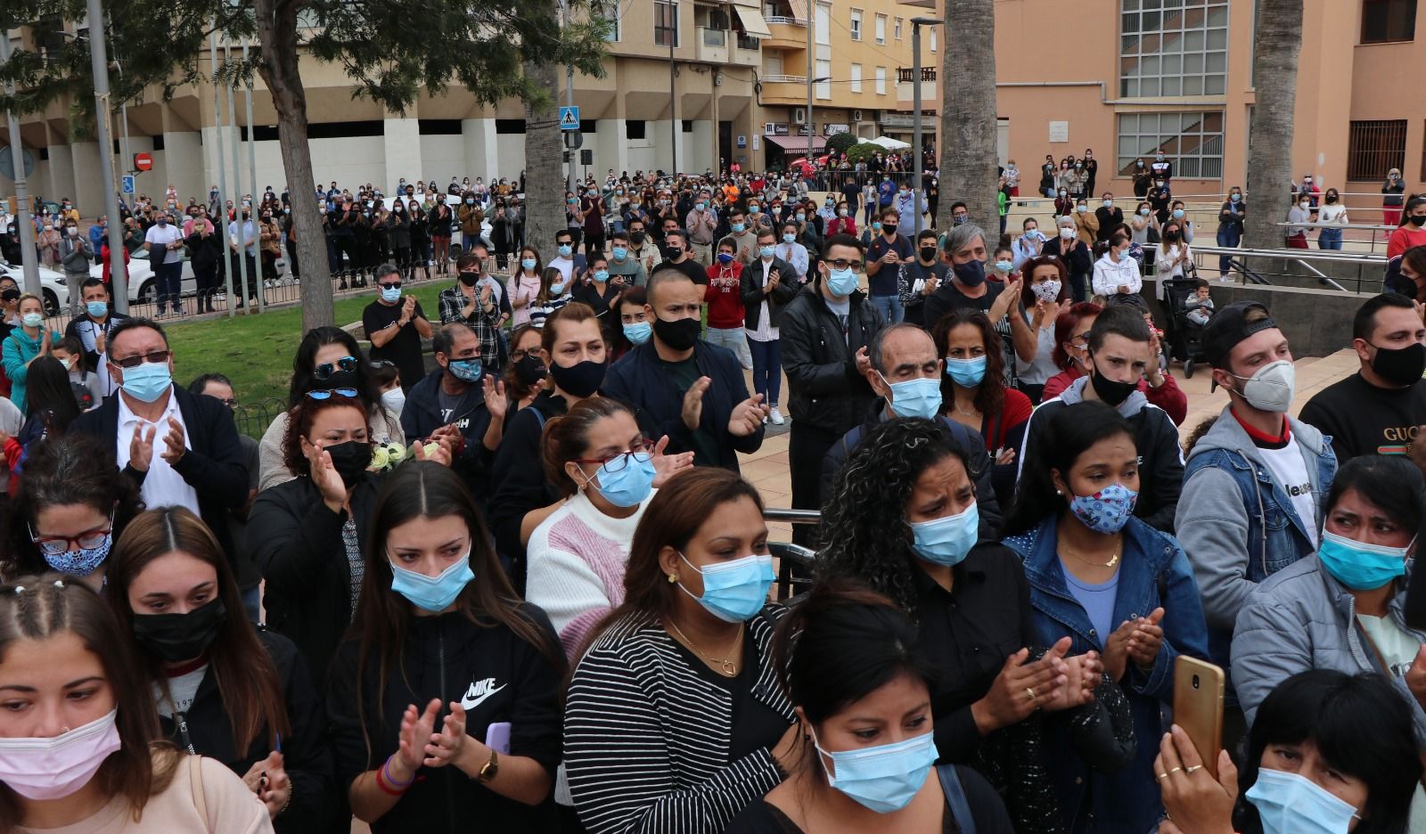 Los vecinos de El Campello despiden a la joven Camila