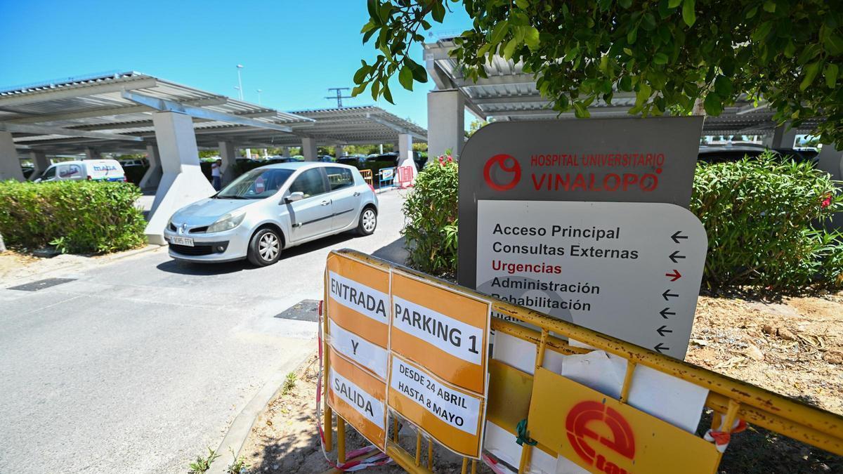 Vallas que indican cortes por tramos debido a la instalación de placas solares en el Hospital Vinalopó