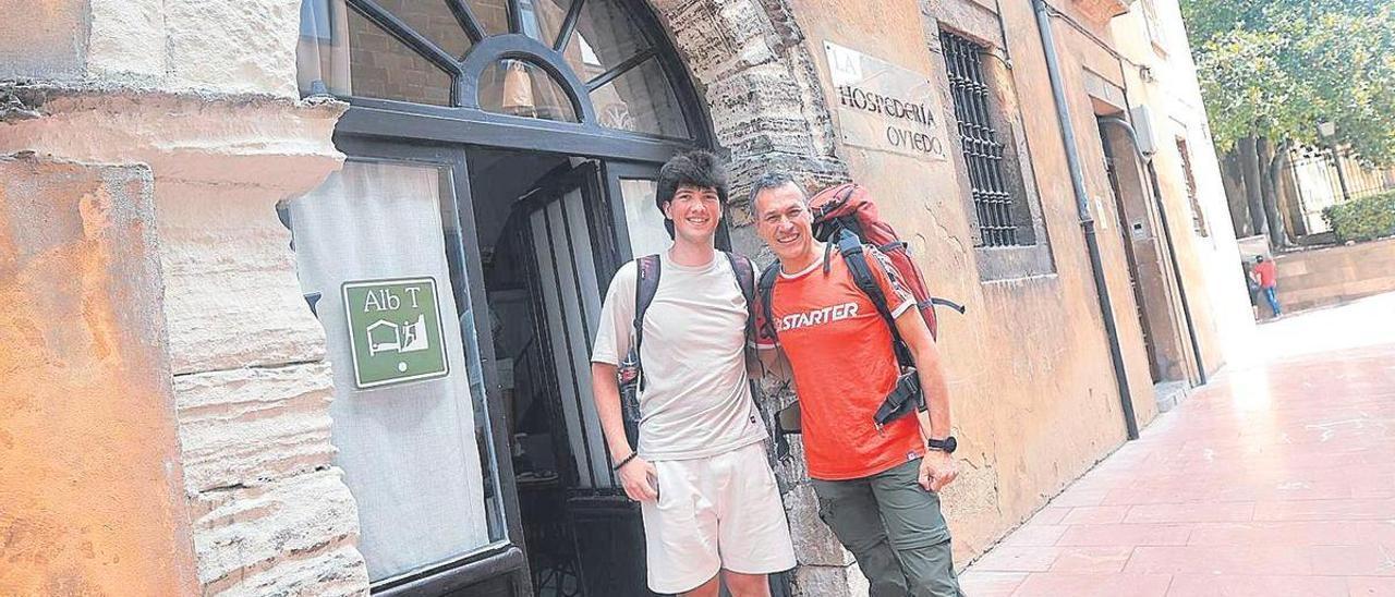 Dos peregrinos ante el albergue de Oviedo.