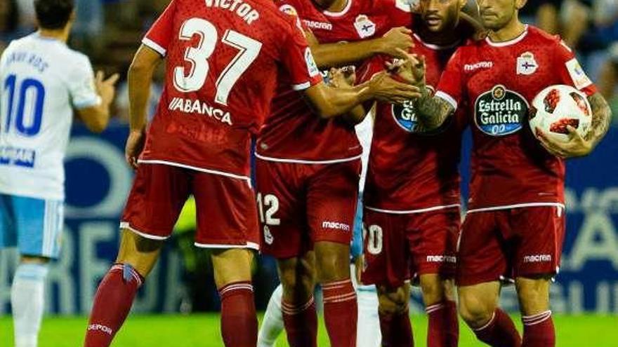 Víctor, de espaldas, felicita a Cartabia (derecha) por su gol en Zaragoza.