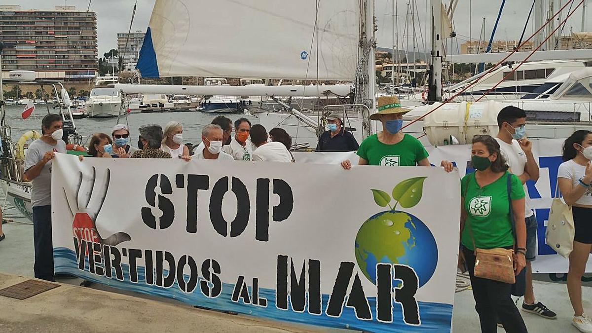 Concentración este sábado en el Puerto de El Campello tras atracar el velero de Ecologistas en Acción. | INFORMACIÓN