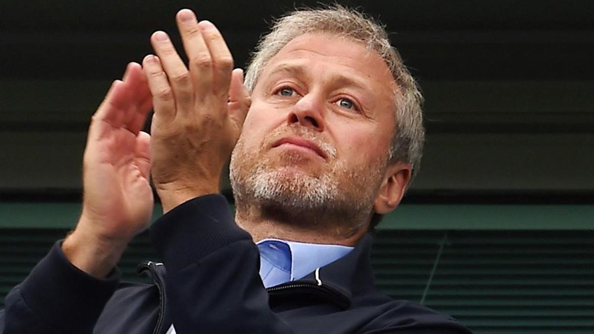 Roman Abramovich aplaude a sus jugadores en un Chelsea-Sunderland en Stamford-Bridge.