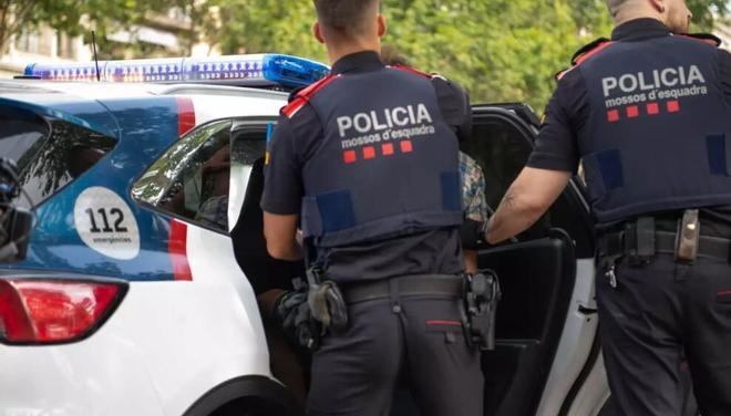 Un tiroteo en un domicilio del barrio de Artigues de Badalona se salda con una mujer herida de bala
