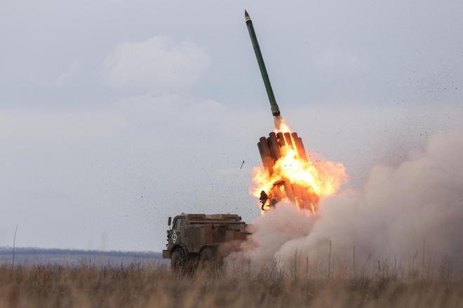 "Armar-se fins a les dents o desenvolupar-se i innovar-se"