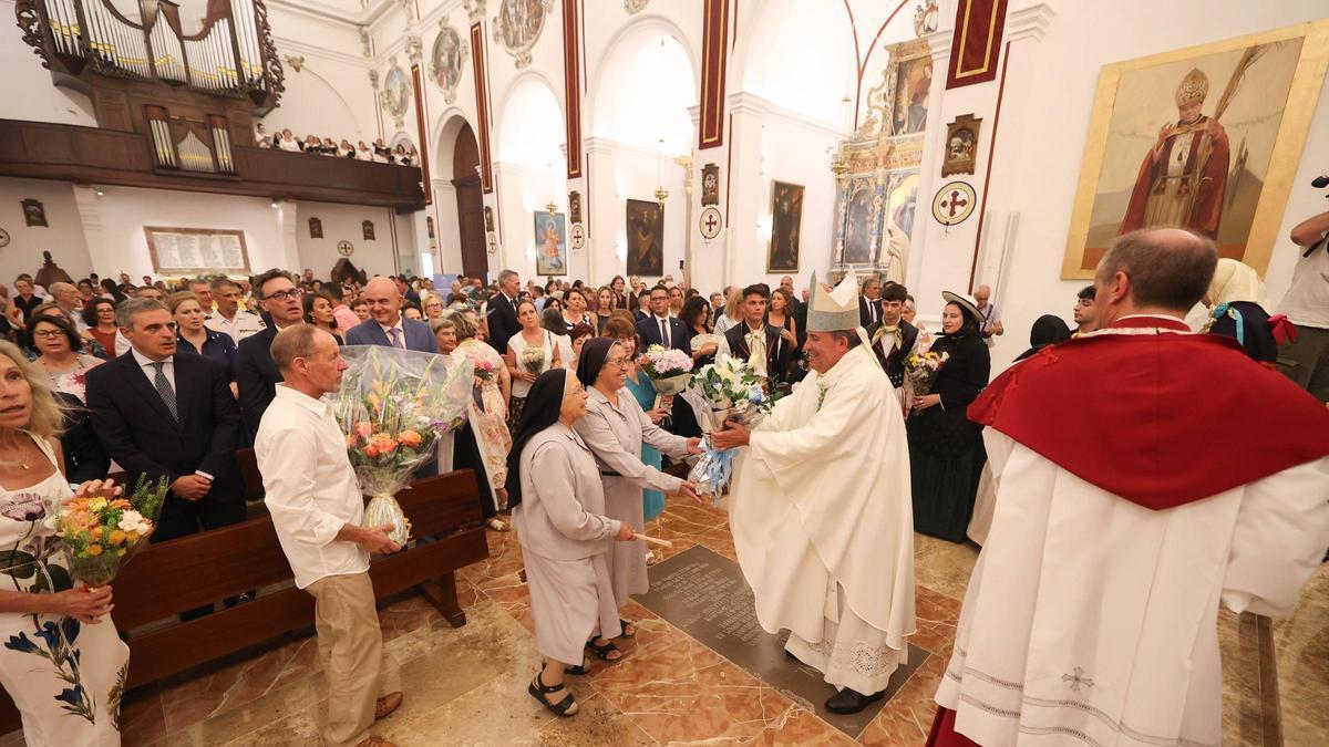 La misa solemne presidida por el obispo, Vicent Ribas, incluyó la tradicional ofrenda floral a la Virgen de las Nieves.
