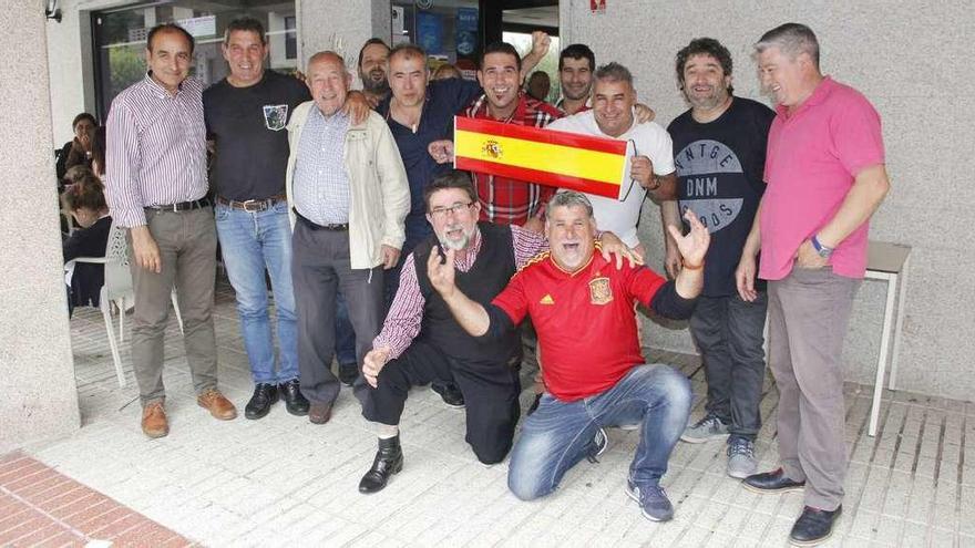 Directivos del CD Moaña, familiares del delantero y el exfutbolista Suso Santomé, en el bar La Cibeles al descanso del choque. // G.N.