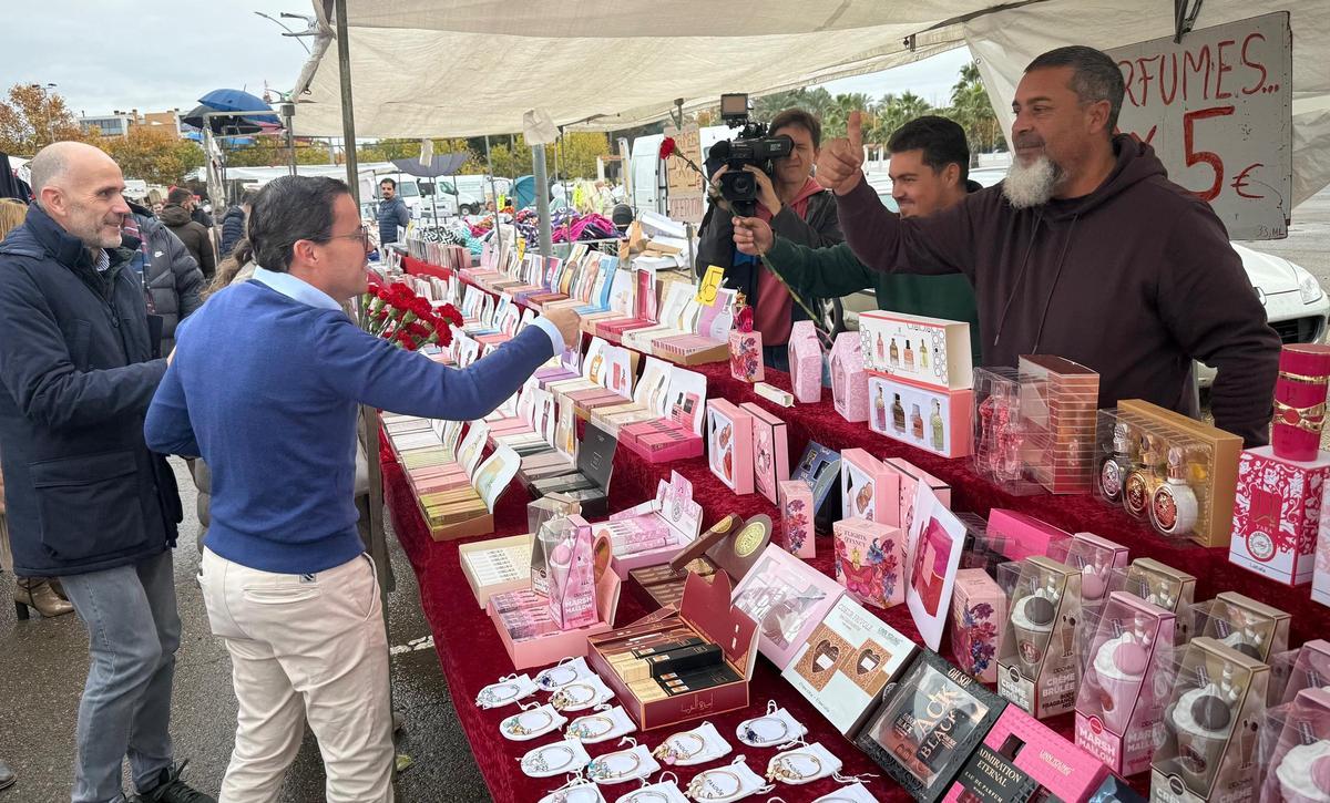 Miguel Ángel Gallardo, este sábado en el mercadillo de Mérida.