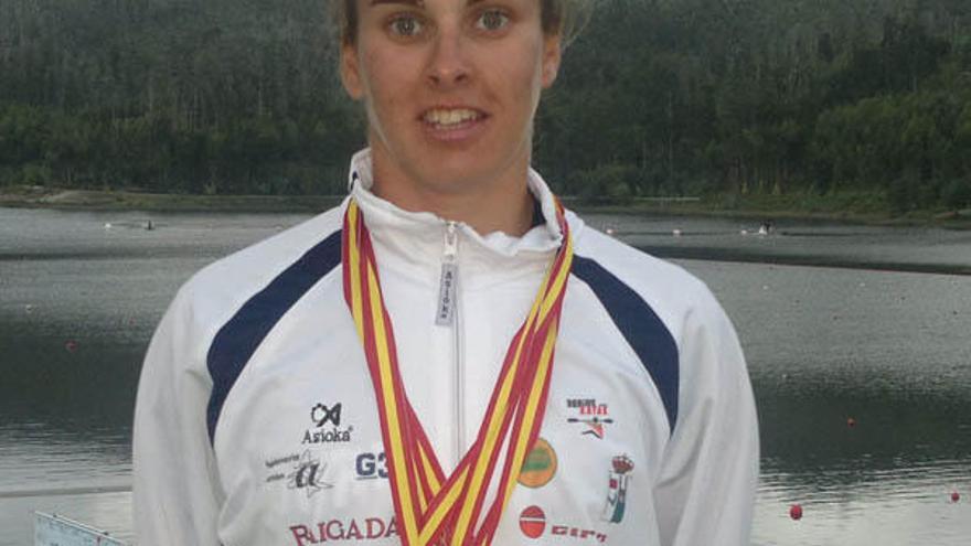 Eva Barrios, con las medallas conseguidas ayer en el Campeonato de España en pista.