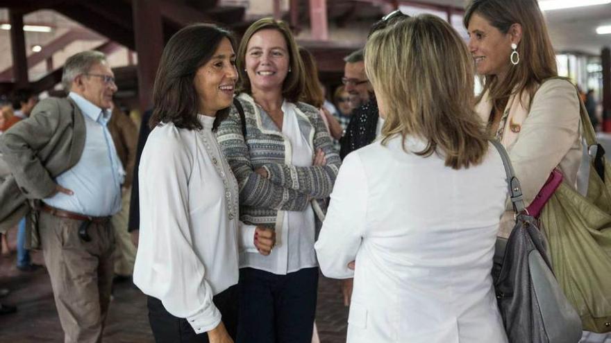 María José Villanueva, a la izquierda, con parte del numeroso público que asistió a la lectura de su tesis doctoral en la Facultad de Medicina.