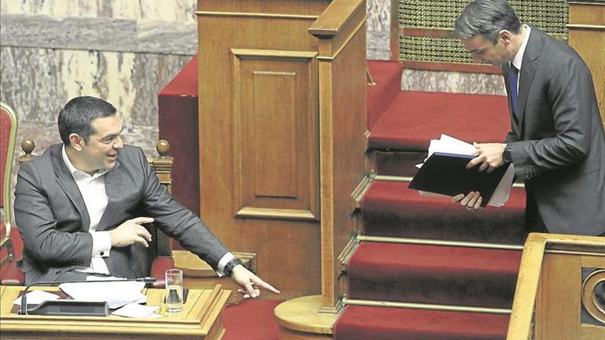 Tsipras supera una moción de censura propia por el nombre de Macedonia