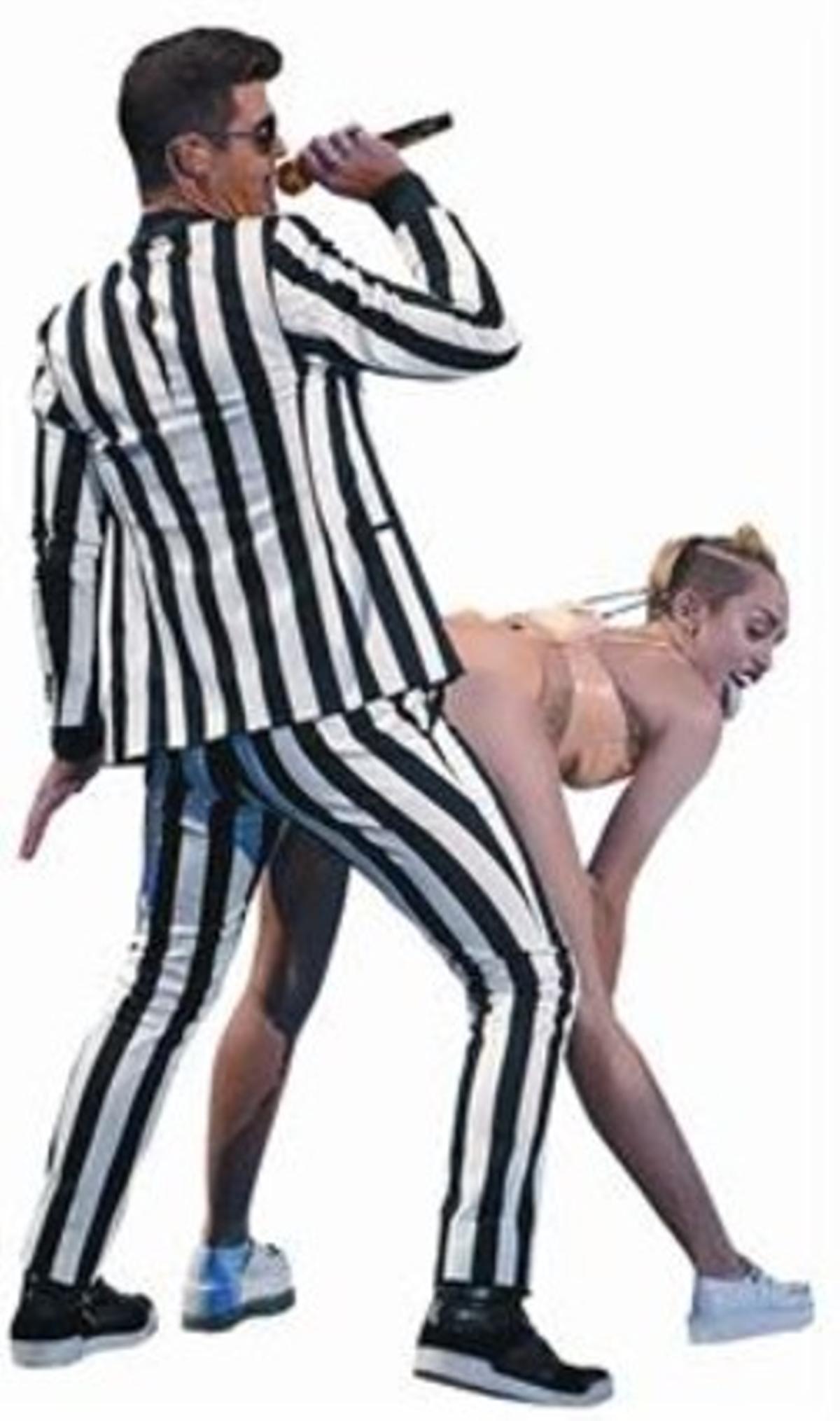 Thicke durant l’actuació amb Miley Cyrus a la gala de la MTV. Thicke durant l’actuació amb Miley Cyrus a la gala de la MTV.