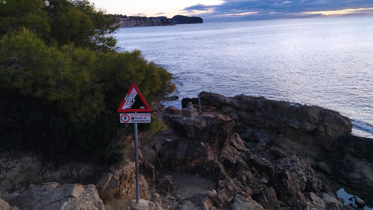 El tramo litoral está cerrado por peligro de desprendimientos