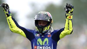 Valentino Rossi levanta los brazos durante la vuelta de honor del GP de Holanda.