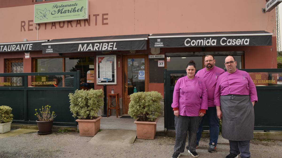 Yiset Ruiz, David y Juan Álvarez Arias, en el exterior de su establecimiento en Piñera (Cudillero)