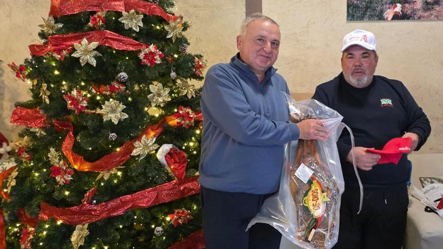 El campeón absoluto, recibiendo su premio. | CEDIDA