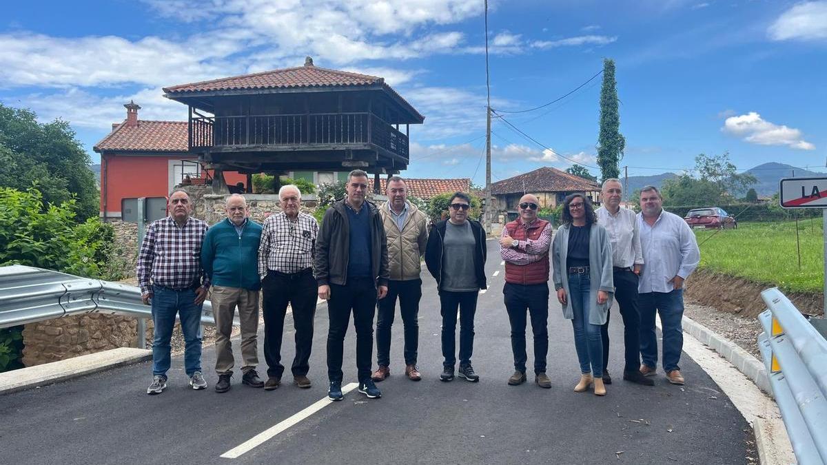 Asistentes a la visita a la obra del vial, con Olmo Ron y José Luis Trabanco, cuarto y quinto por la izquierda, respectivamente.