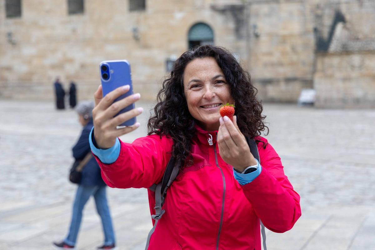 Reparten fresas de Huelva en la plaza del Obradoiro para promover su "calidad y garantía"