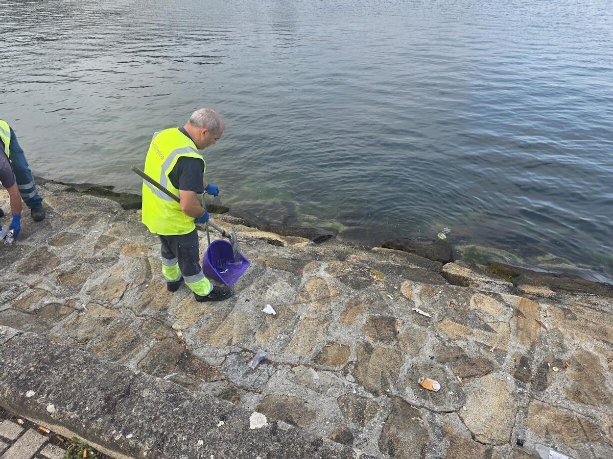La Autoridad Portuaria se encarga finalmente de eliminar la basura acumulada en el Muelle de Pasajeros desde la Fiesta del Agua. La Autoridad Portuaria se encarga finalmente de eliminar la basura acumulada en el Muelle de Pasajeros desde la Fiesta del Agua.