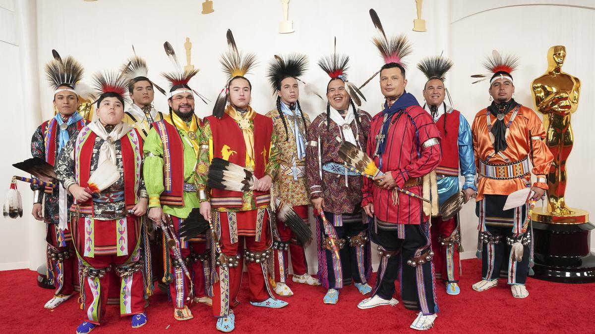 Los indígenas Osage, con sus coloristas prendas, inauguran la alfombra roja de los Óscar