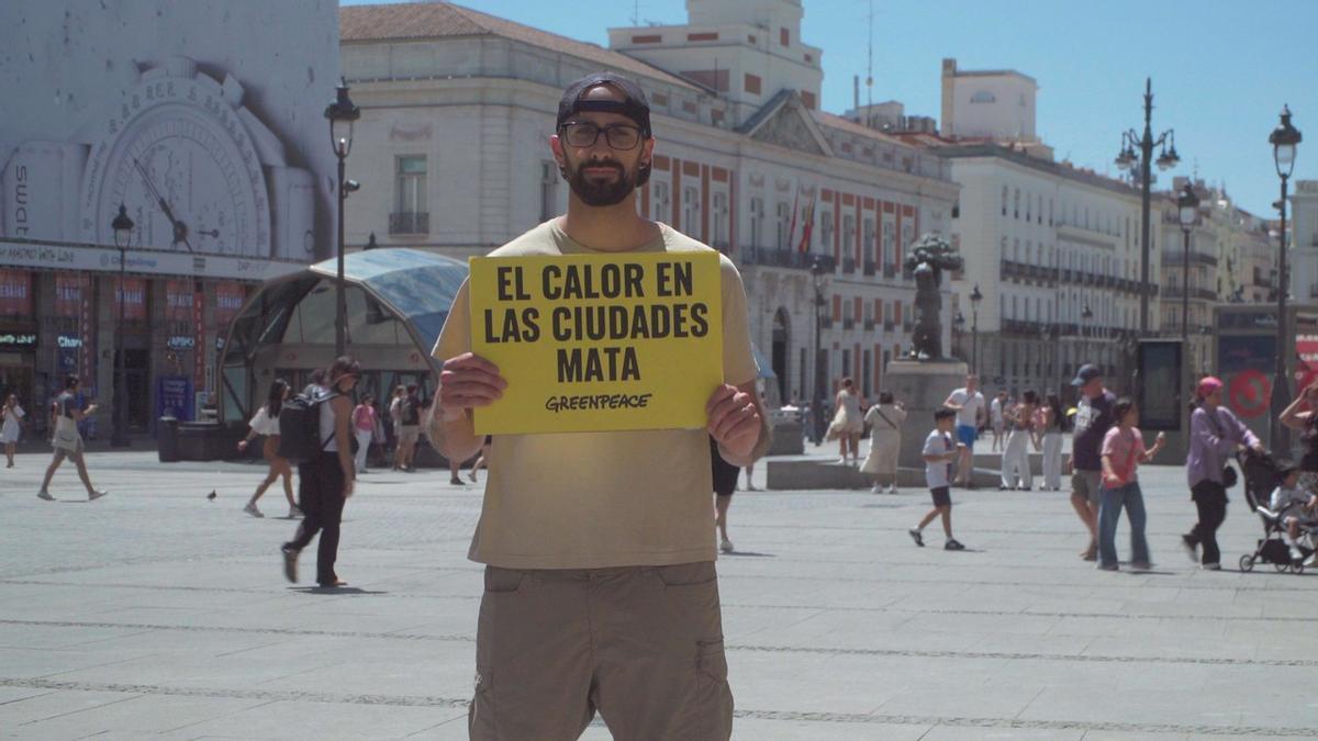 Un activista de Greenpeace en la Puerta del Sol de Madrid.