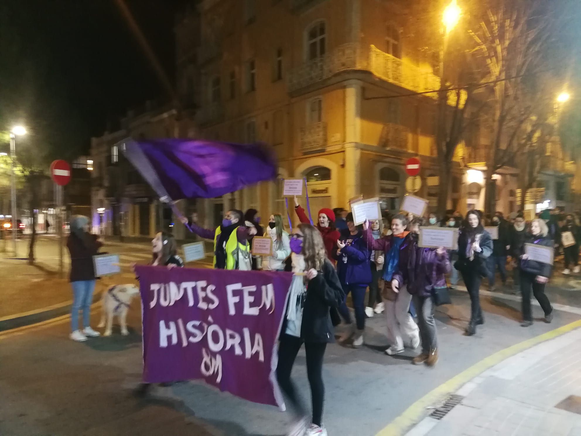 Tots els participants de la cadena es van desplaçar en una manifestació fins la Rambla