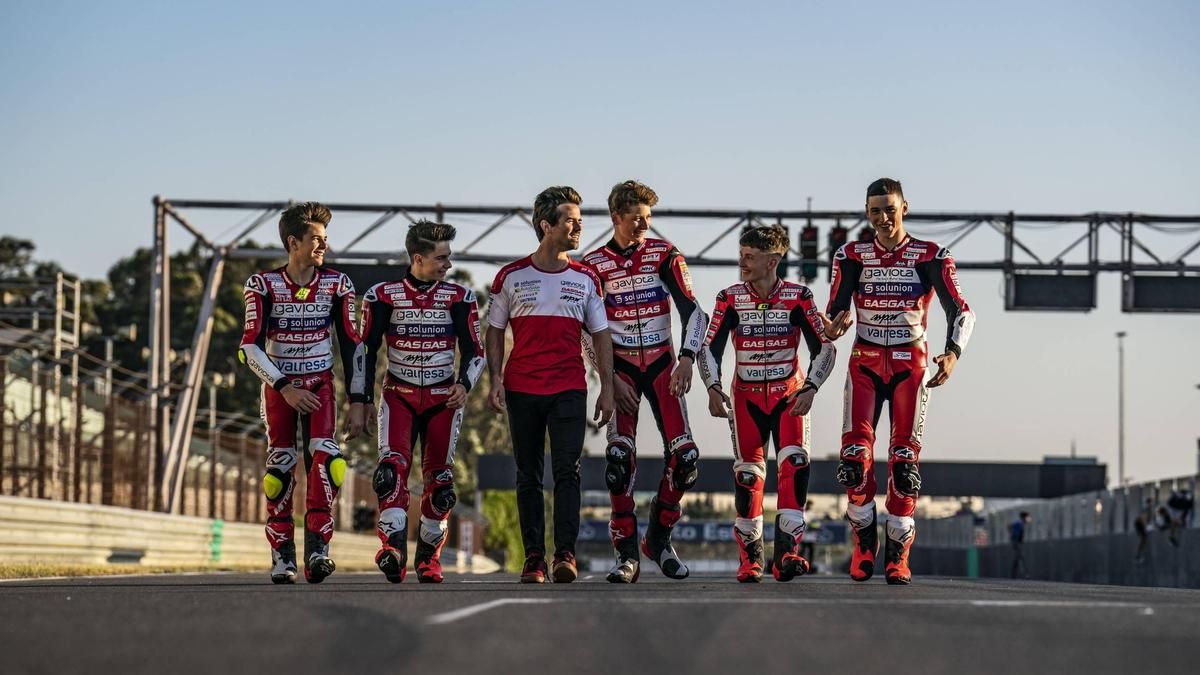 Nico Terol con los cinco pilotos de Moto3 y la Talent Cup