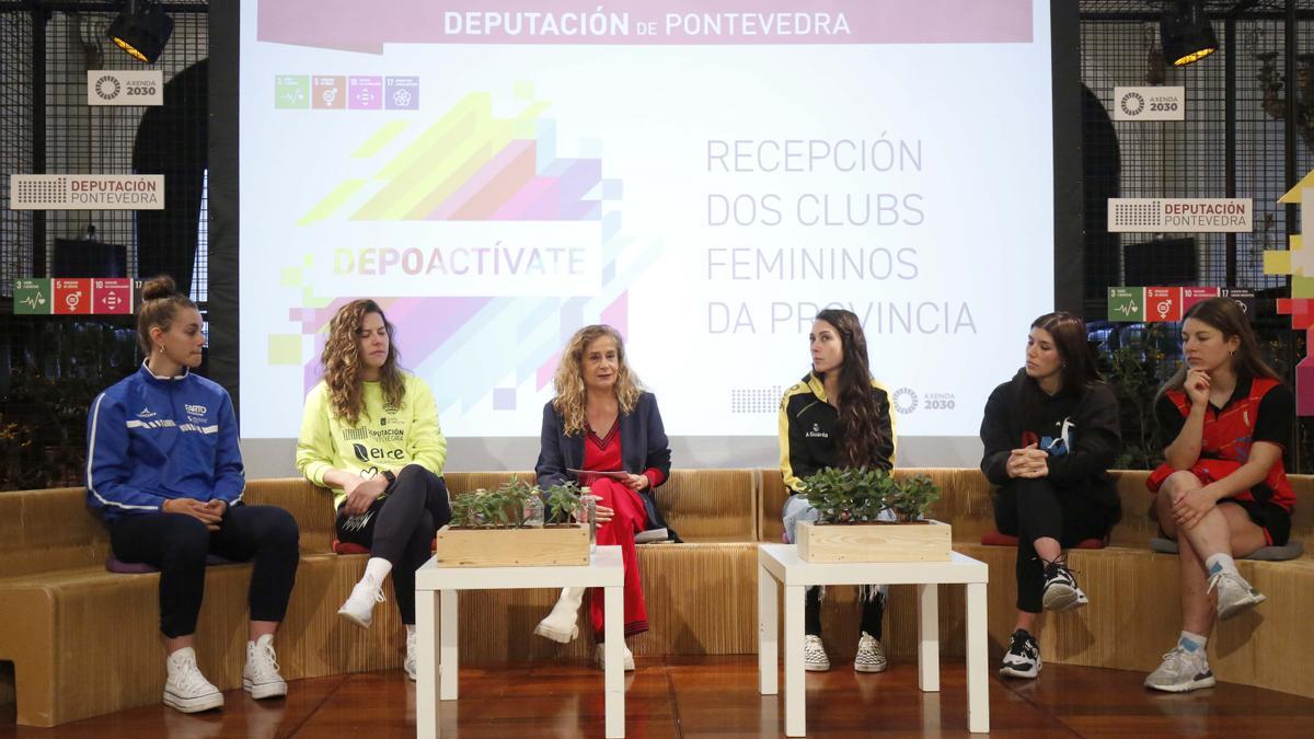 Carmela Silva, presidenta de la Diputación, con las representantes de los clubes.