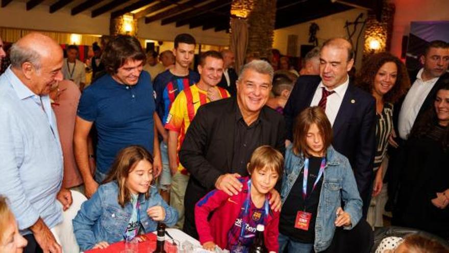 Laporta posa con aficionados del Barcelona, el viernes en Muro.