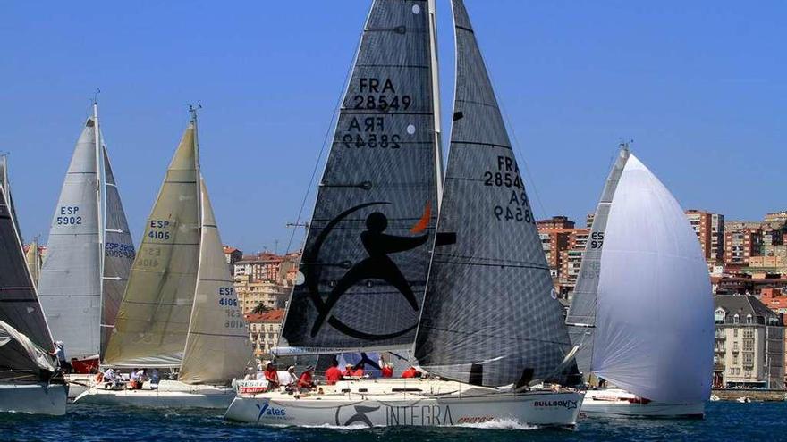 La flota de &quot;El Gaitero&quot;, en la salida de Santander.