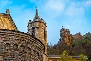 El pueblo de 1.800 habitantes entre tres ríos que esconde un volcán de 400 millones de años: es perfecto para visitar en otoño