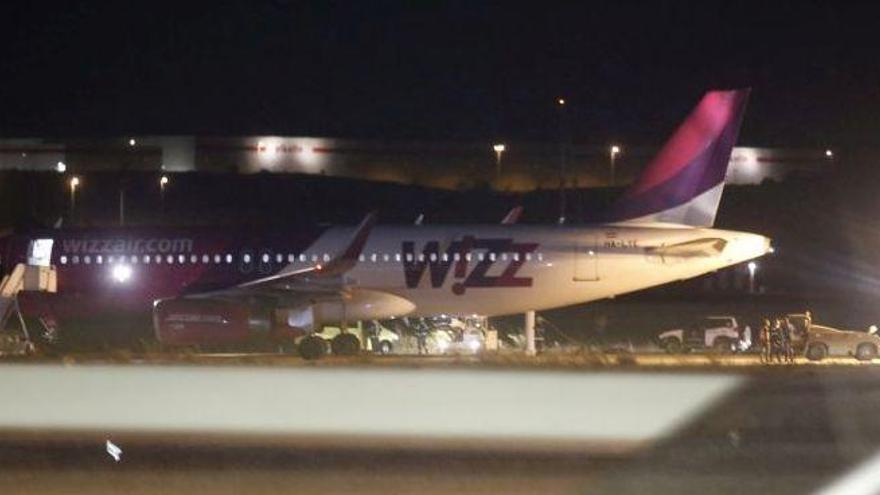 Dos maletas sin propietario hacen saltar la alarma y obligan a aterrizar un avión en Zaragoza