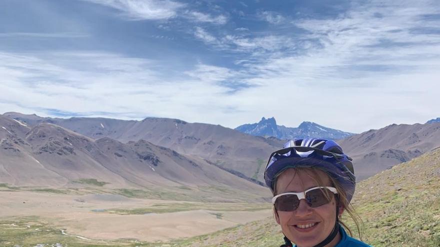 Carolina García, en los Andes con su bicicleta.