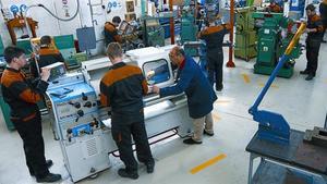 Uns nois en un taller d’un centre de formació professional.