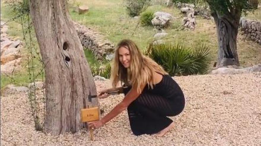 Elle Macpherson amadrina un olivo de la Serra de Tramuntana