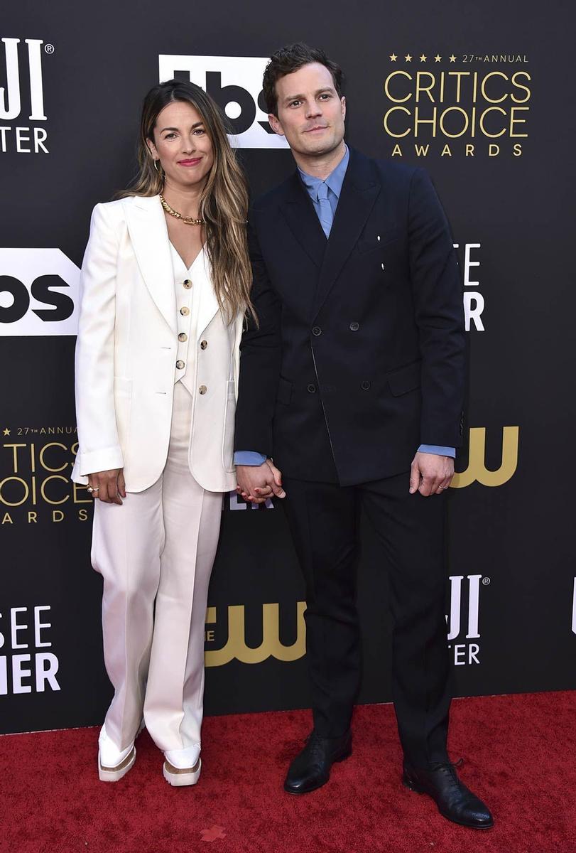 Jamie Dornan con su mujer Amelia Warner, ambos de traje
