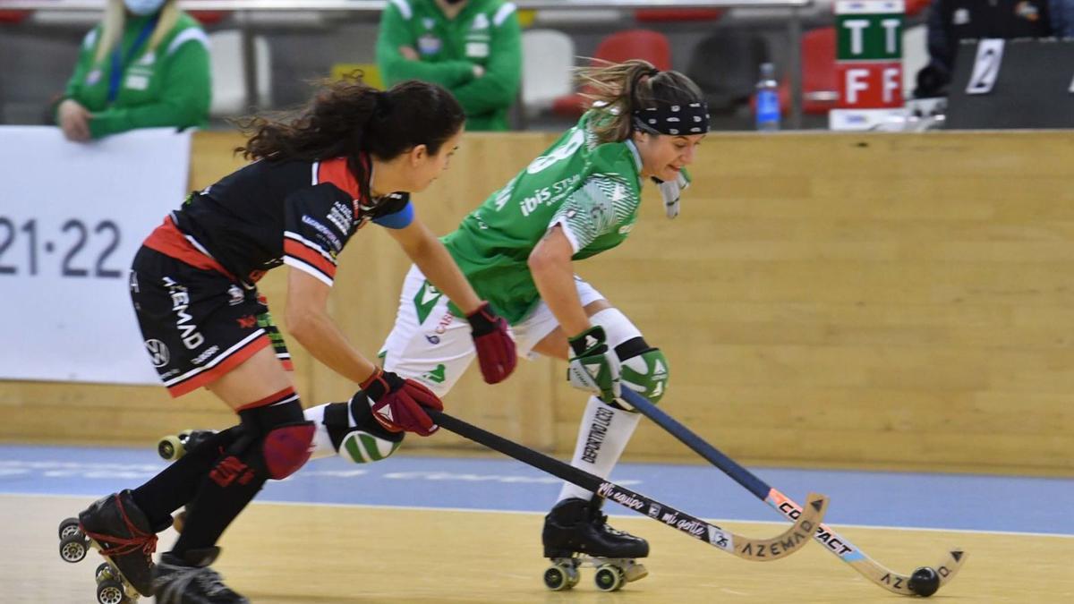 María Sanjurjo, presionada por Sara Lolo, en el duelo de ayer entre el Liceo y el Telecable Gijón. |  // VÍCTOR ECHAVE