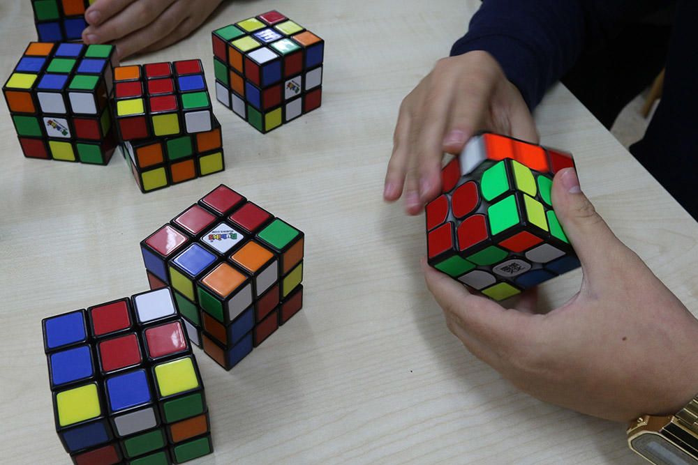 Genios del cubo de Rubik