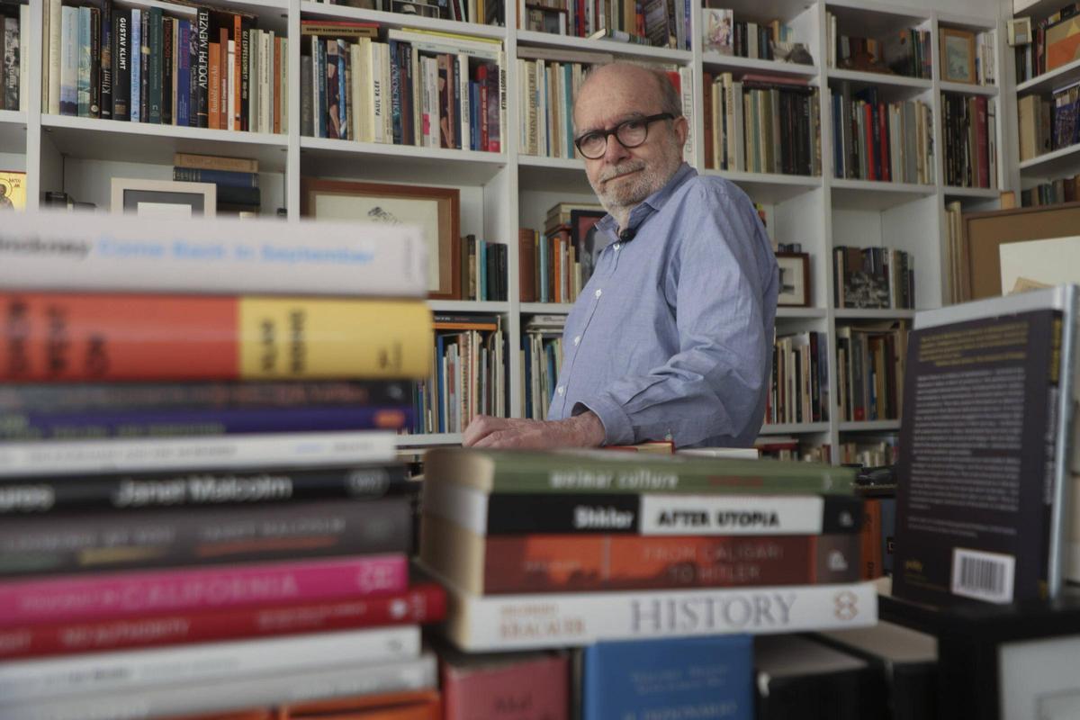 Manuel Borrás, uno de los fundadores de Pre-Textos junto a Manuel Ramírez y Silvia Pratdesaba, en la sede que la editorial valenciana tiene en Russafa.