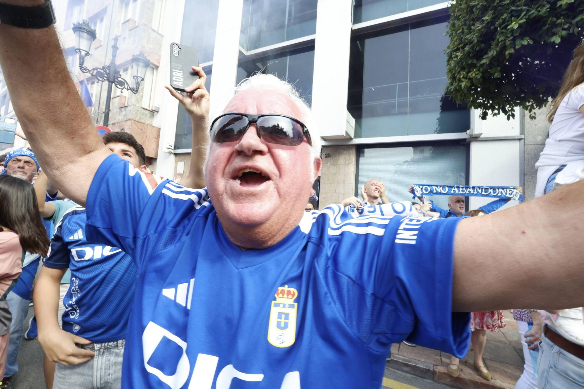 Locura azul en las calles de Oviedo para celebrar el ascenso del equipo a Primera División
