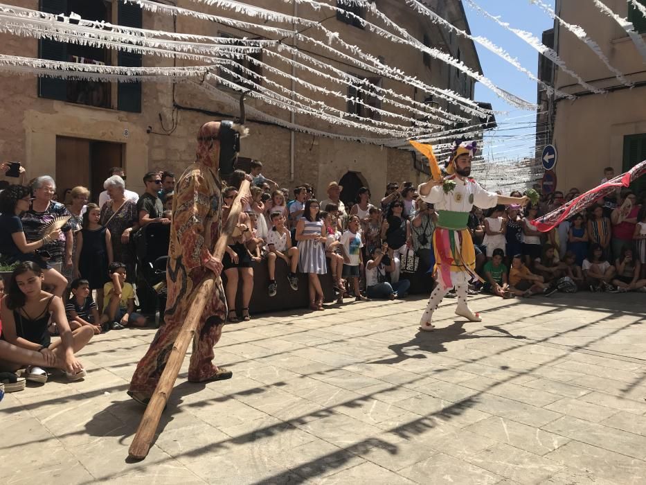 Los Cossiers de Algaida hacen frente al calor con sus ancestrales danzas