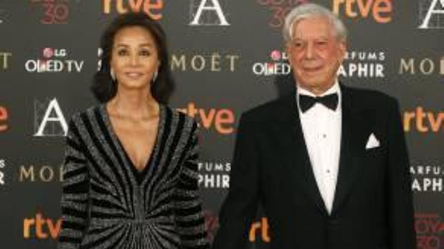 La actriz francesa Juliette Binoche y el actor Tim Robbins. A la derecha, el escritor Mario Vargas Llosa y su pareja, Isabel Preysler.