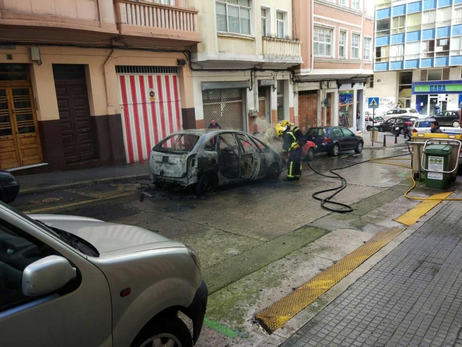 Los bomberos sofocan un vehículo incendiado en Juan Flórez