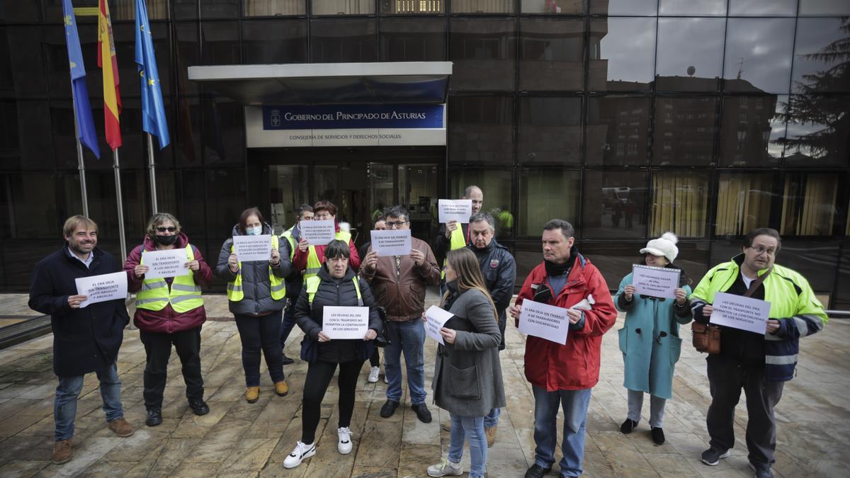 Los afectados por la suspensión del transporte de los centros de día piden contrataciones rápidas para poder seguir trabajando: "Nos dejan en la calle"