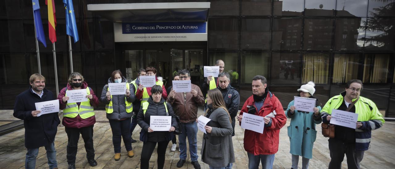 Los afectados por la suspensión del transporte de los centros de día piden contrataciones rápidas para poder seguir trabajando: "Nos dejan en la calle"